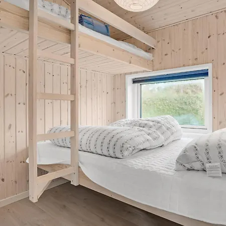 5 Bedroom Cozy In Glesborg