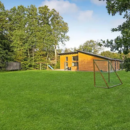 5 Bedroom Cozy In Glesborg
