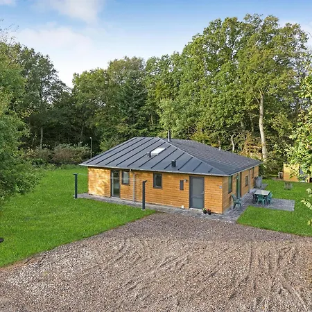 5 Bedroom Cozy In Glesborg
